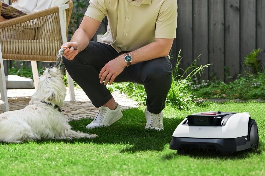 robot tondeuse goat avec son proprietaire et son chien