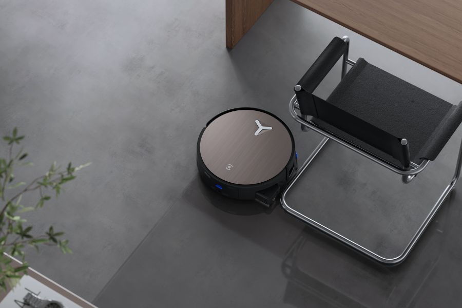 aspirateur robot en fonctionnement dans le salon