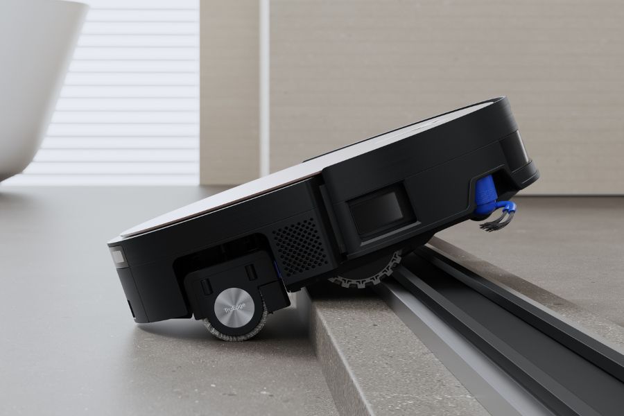 aspirateur robot deebot qui monte une marche