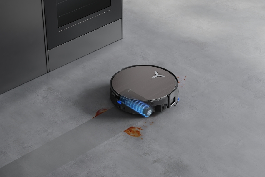 aspirateur automatique deebot nettoyant des taches de ketchup