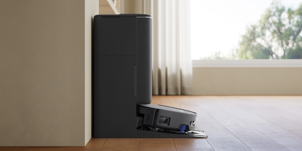 aspirateur robot deebot qui charge avec le jardin en arriere plan