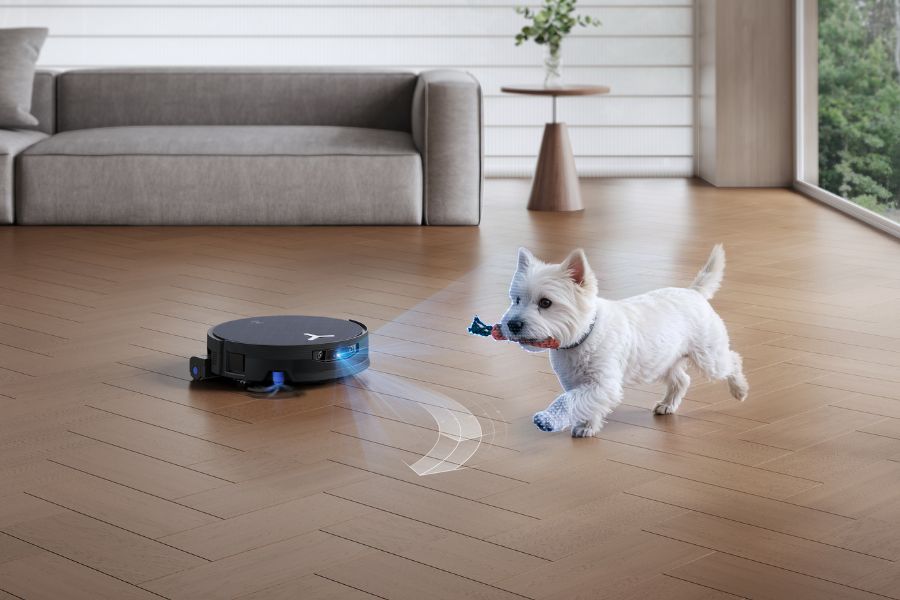 aspirateur robot deebot nettoyant le salon et evitant un chien
