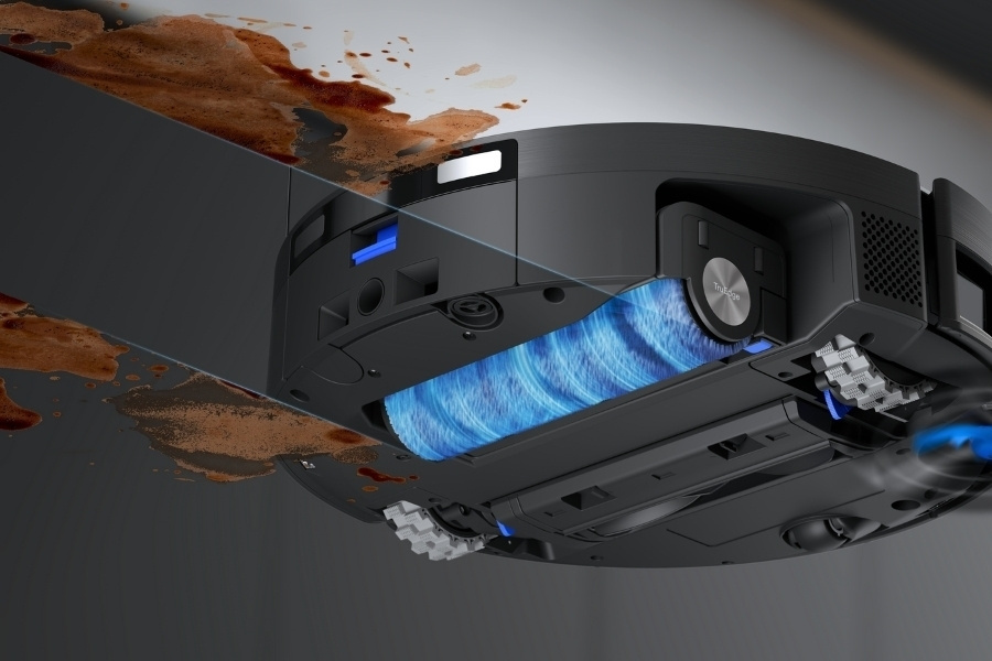 nahaufnahme deebot saugroboter wischt flecken vom boden