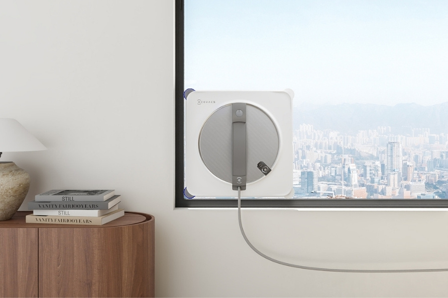 winbot robot window cleaner cleaning the edge of a window